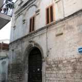 Infine sempre sulla stessa strada, sulla sinistra, si affaccia Palazzo Valerio-Longo costruito tra 1568 e 1677 e il cui aspetto risente molto del restauro di inizio 700. La struttura presenta due sezioni diverse, con altrettanti ingressi e stemmi. Nicola Longo, medico e rivoluzionario italiano, durante il Risorgimento fece di questo palazzo la sede dei garibaldini della provincia